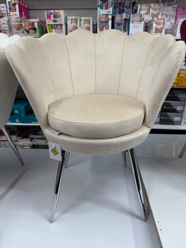 Poltrona beige con piedi argento